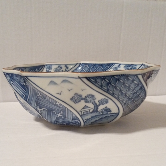 Blue and White Japanese 10-sided Porcelain Decorative Bowl